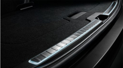 Illuminated tailgate scuff plate, Volvo C40